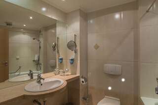Отель Effect Grand Victoria Hotel Солнечный Берег Апартаменты с 1 спальней и балконом (2 взрослых + 2 детей)-1